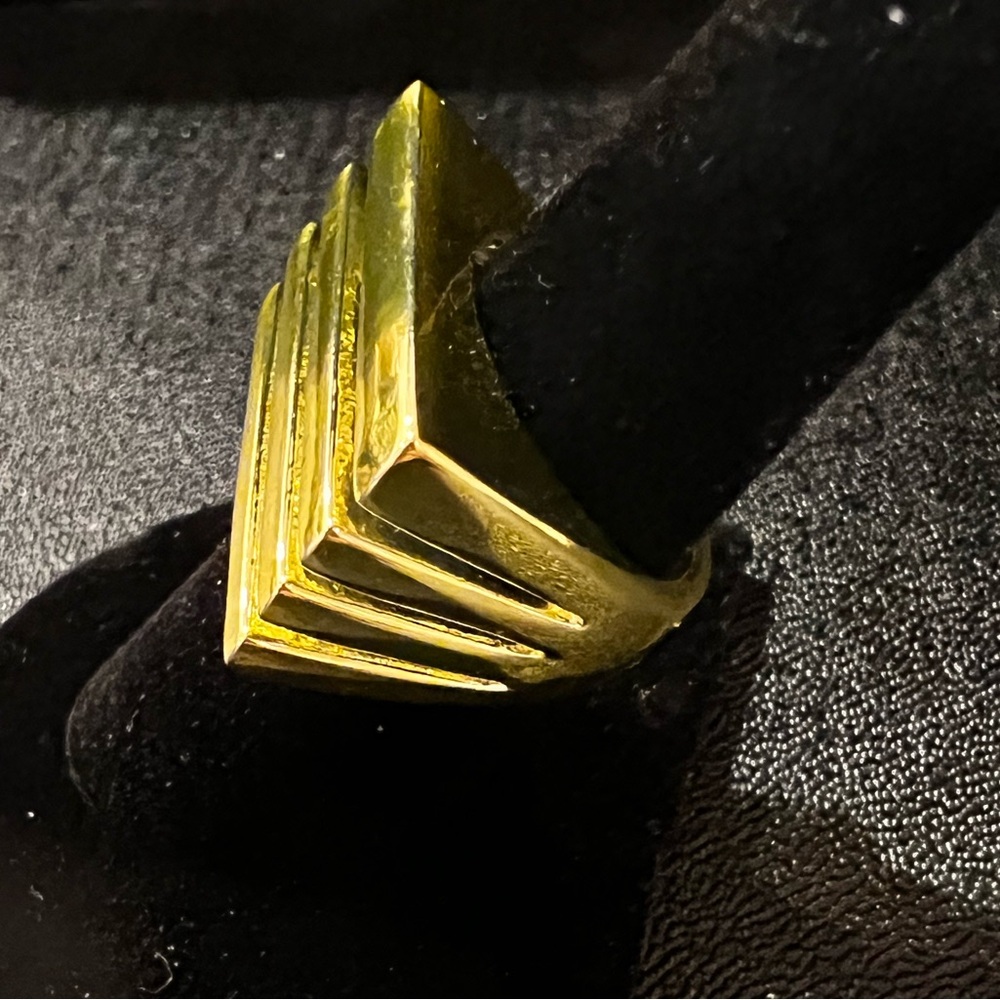 Elegant Gold Women's Ring - Picture 3 of 6
